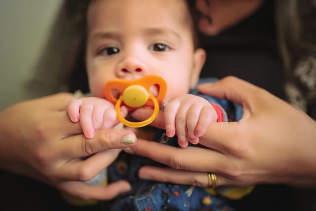 Baby met fopspeen voor comfort bij diarree