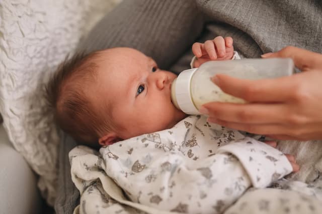 Temperatuur controleren flesvoeding close-up