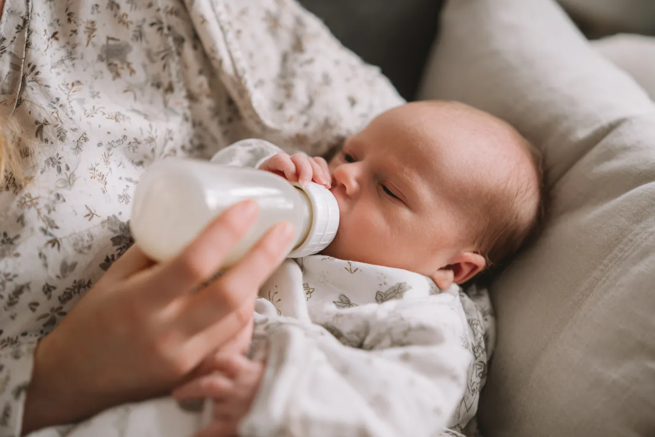 Moeder geeft fles aan baby